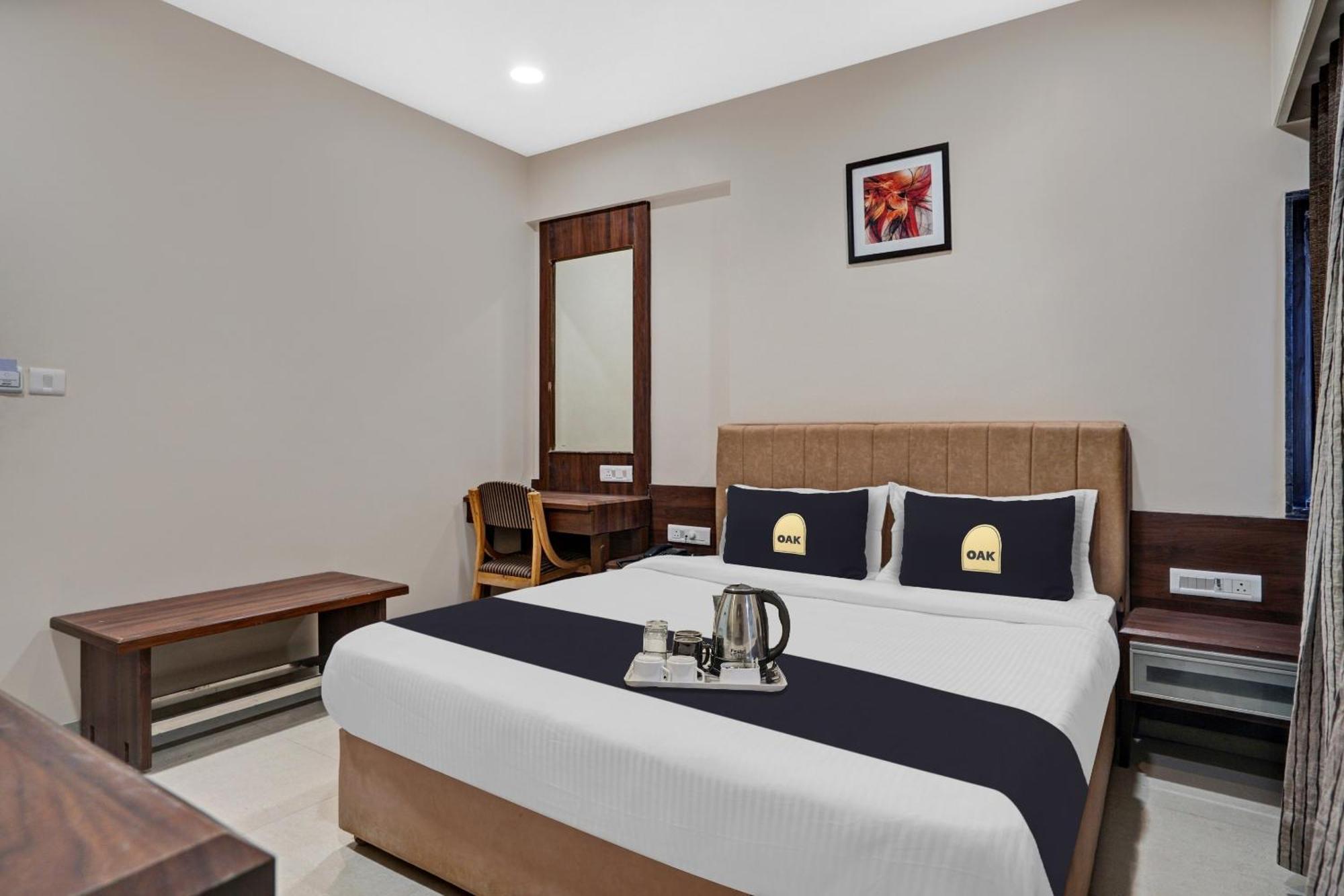 Clubhouse Hotel Raajpath Vadodara Bagian luar foto