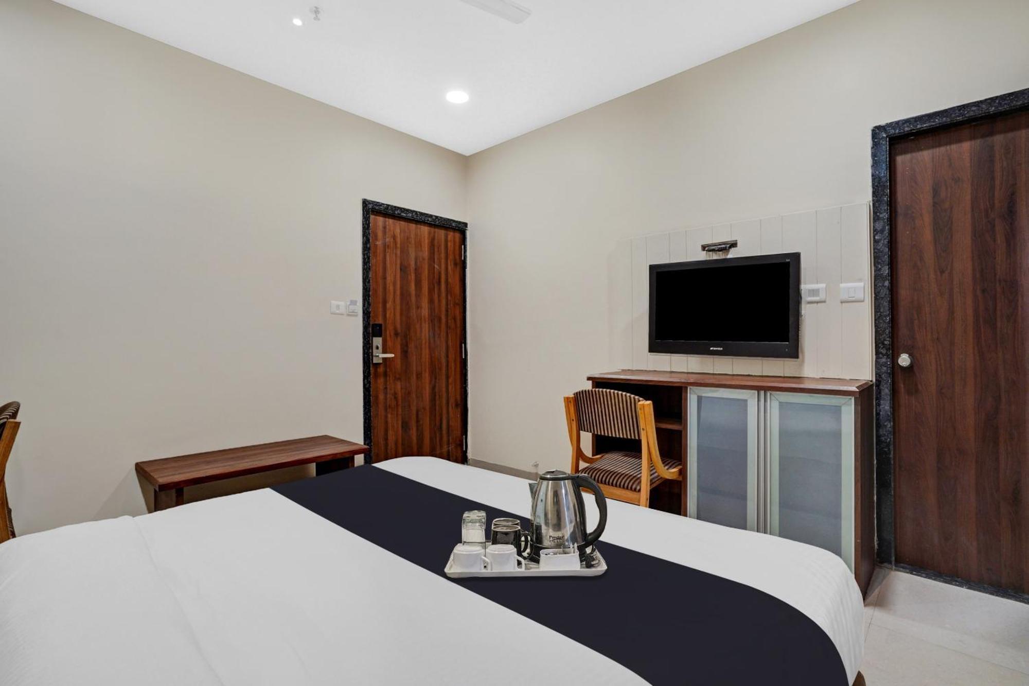 Clubhouse Hotel Raajpath Vadodara Bagian luar foto