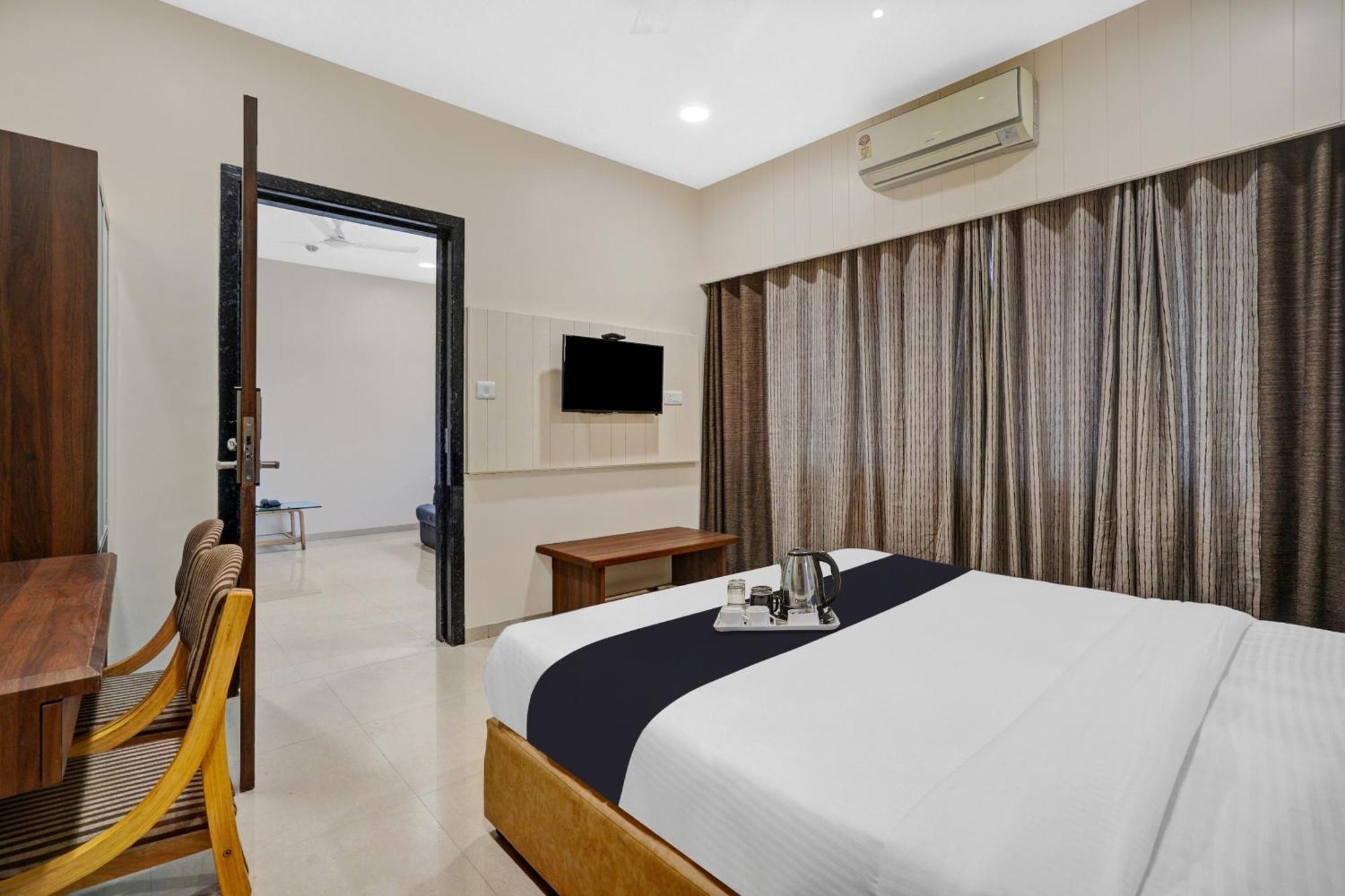 Clubhouse Hotel Raajpath Vadodara Bagian luar foto