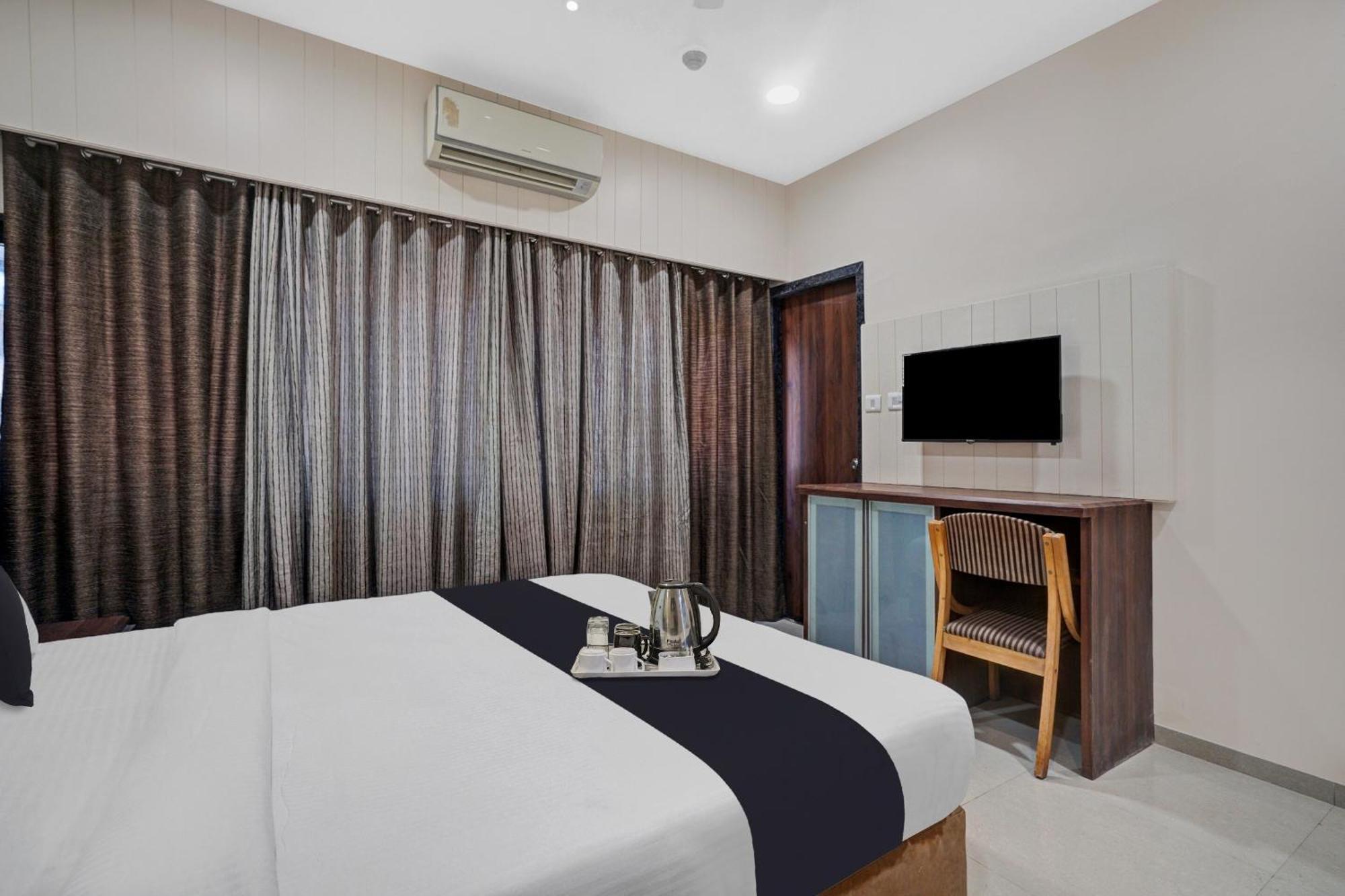 Clubhouse Hotel Raajpath Vadodara Bagian luar foto