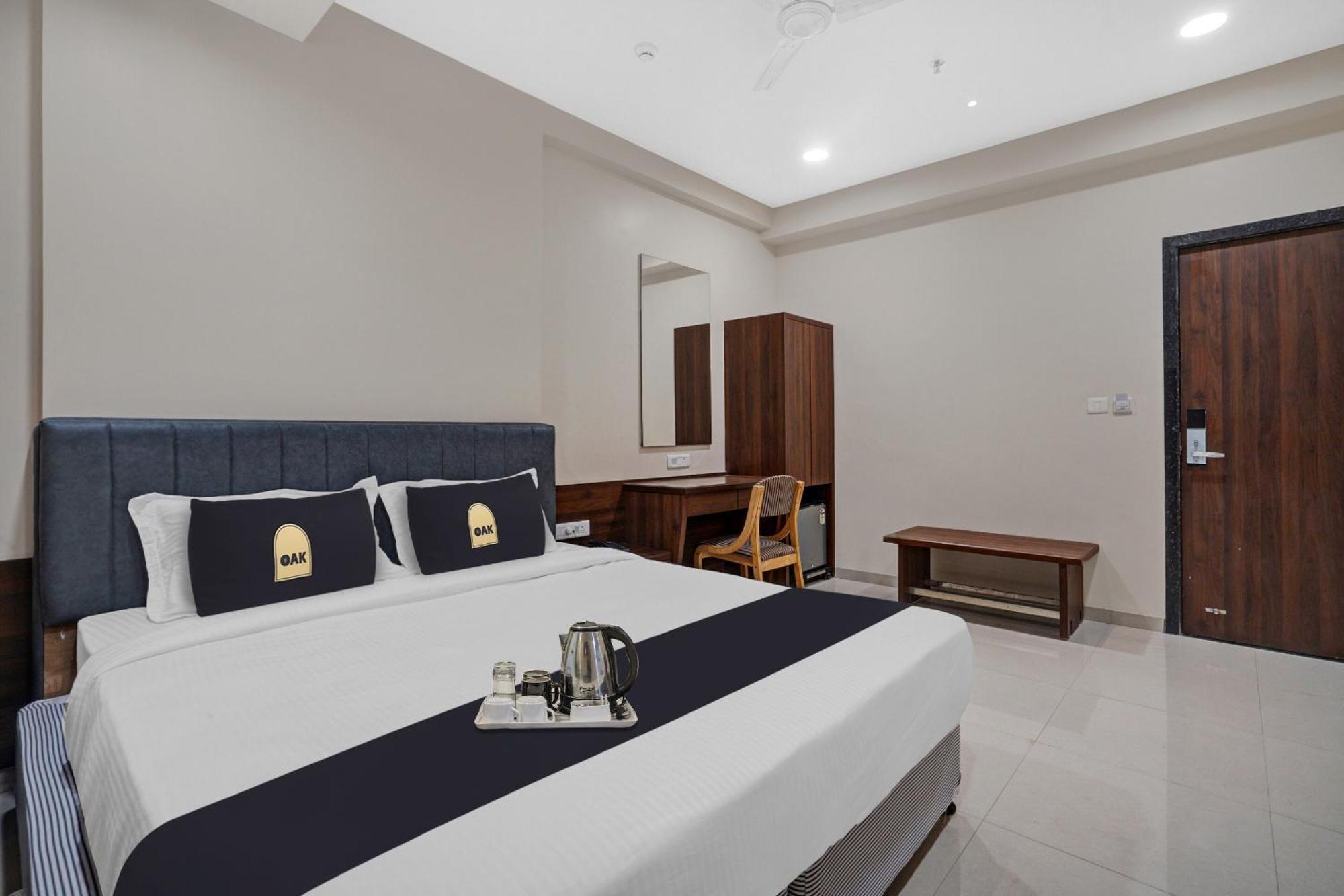 Clubhouse Hotel Raajpath Vadodara Bagian luar foto