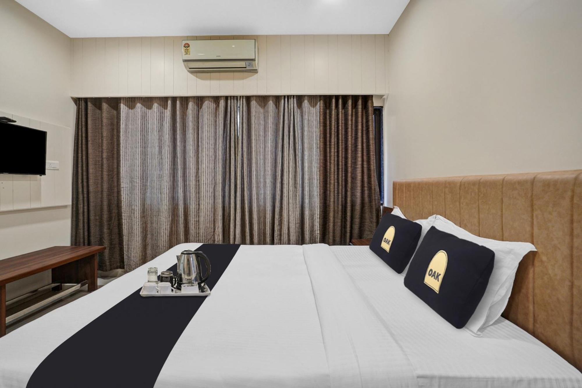 Clubhouse Hotel Raajpath Vadodara Bagian luar foto