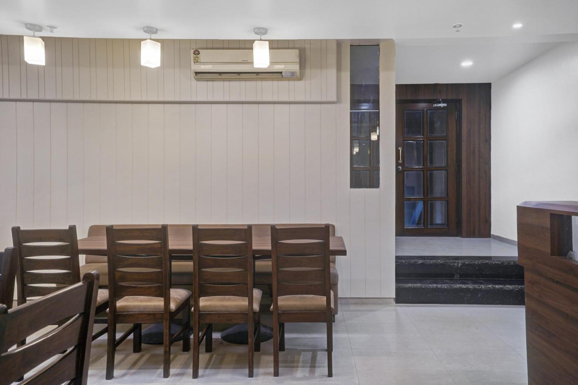 Clubhouse Hotel Raajpath Vadodara Bagian luar foto