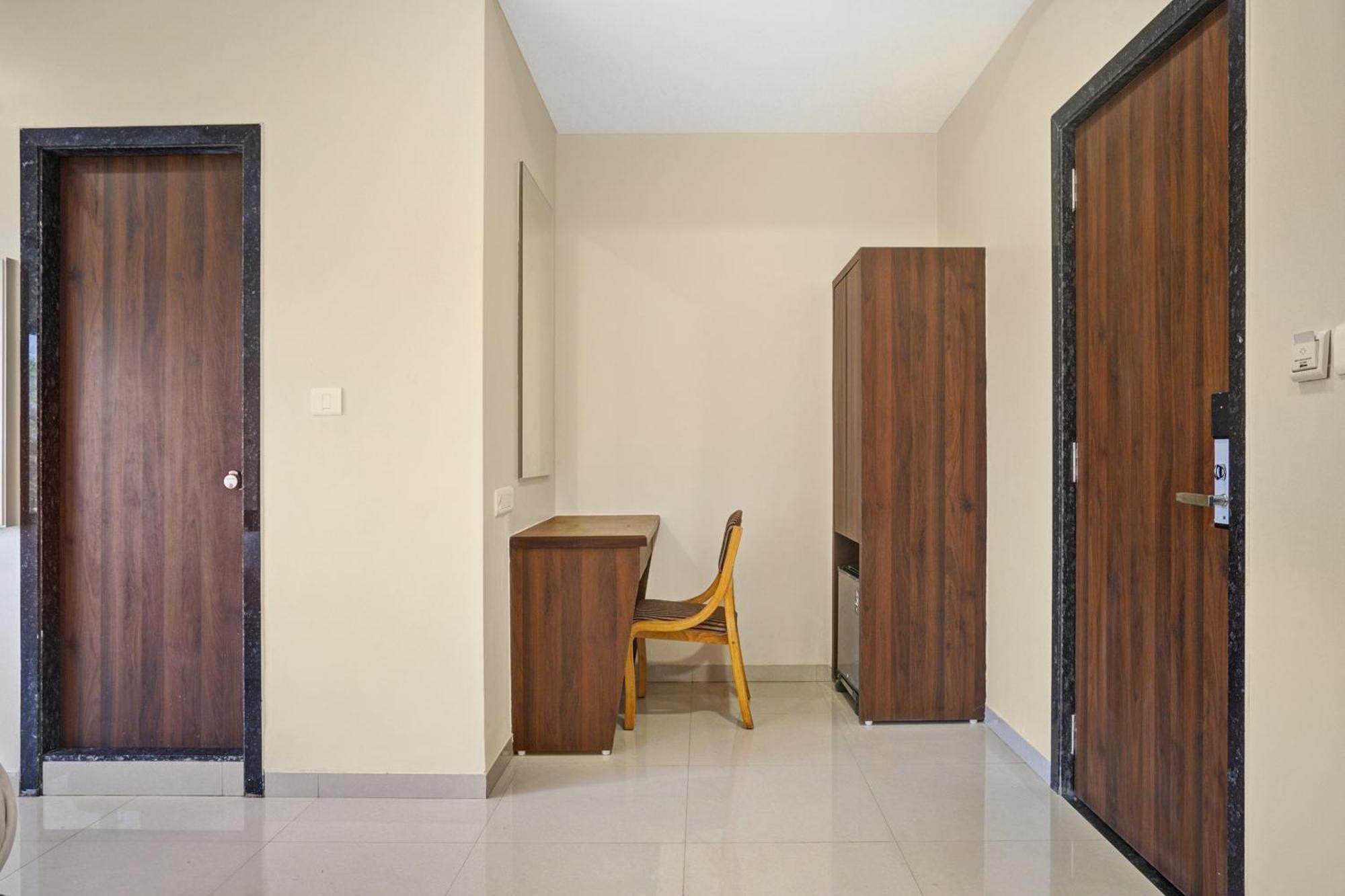Clubhouse Hotel Raajpath Vadodara Bagian luar foto