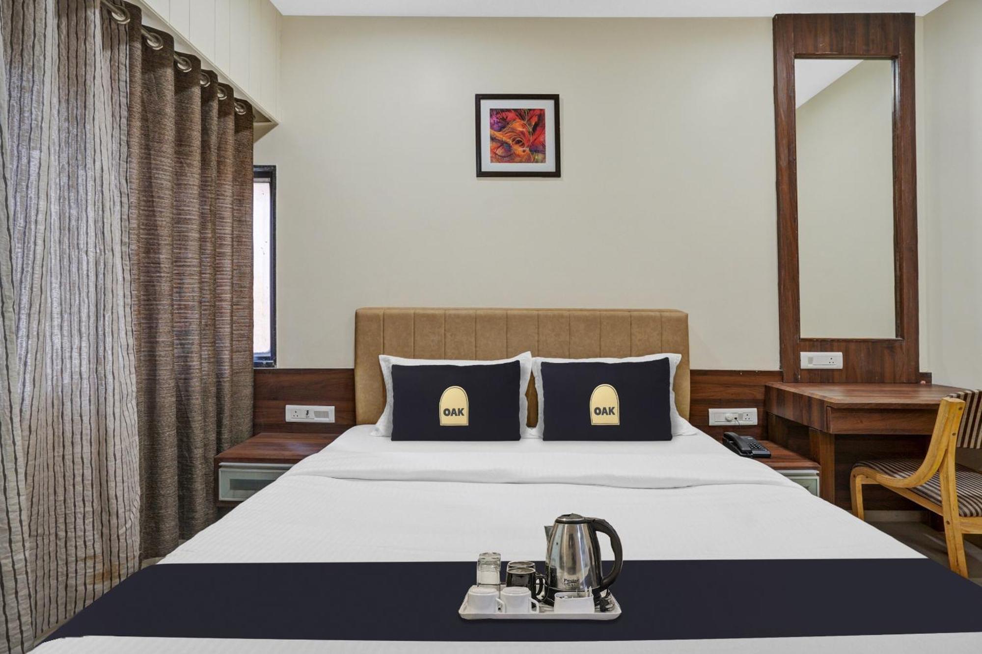 Clubhouse Hotel Raajpath Vadodara Bagian luar foto