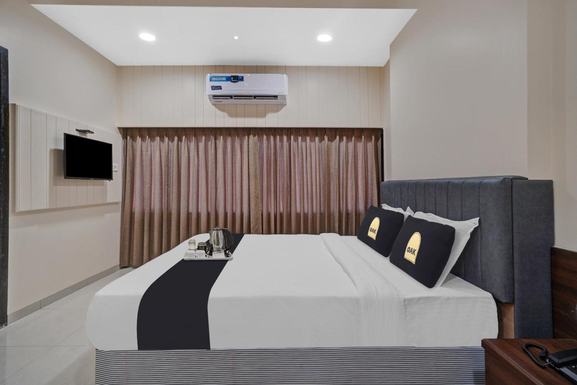 Clubhouse Hotel Raajpath Vadodara Bagian luar foto