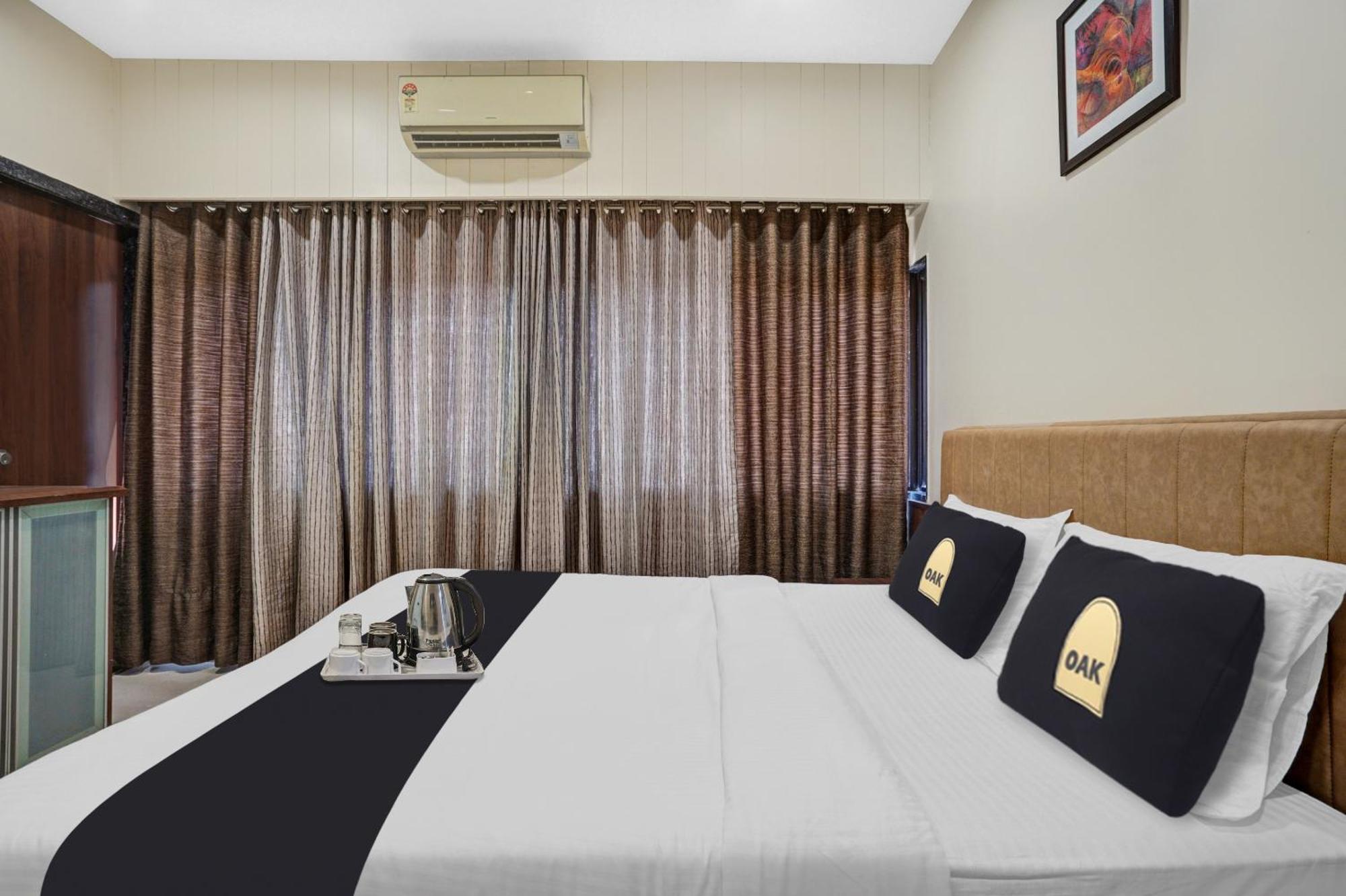 Clubhouse Hotel Raajpath Vadodara Bagian luar foto