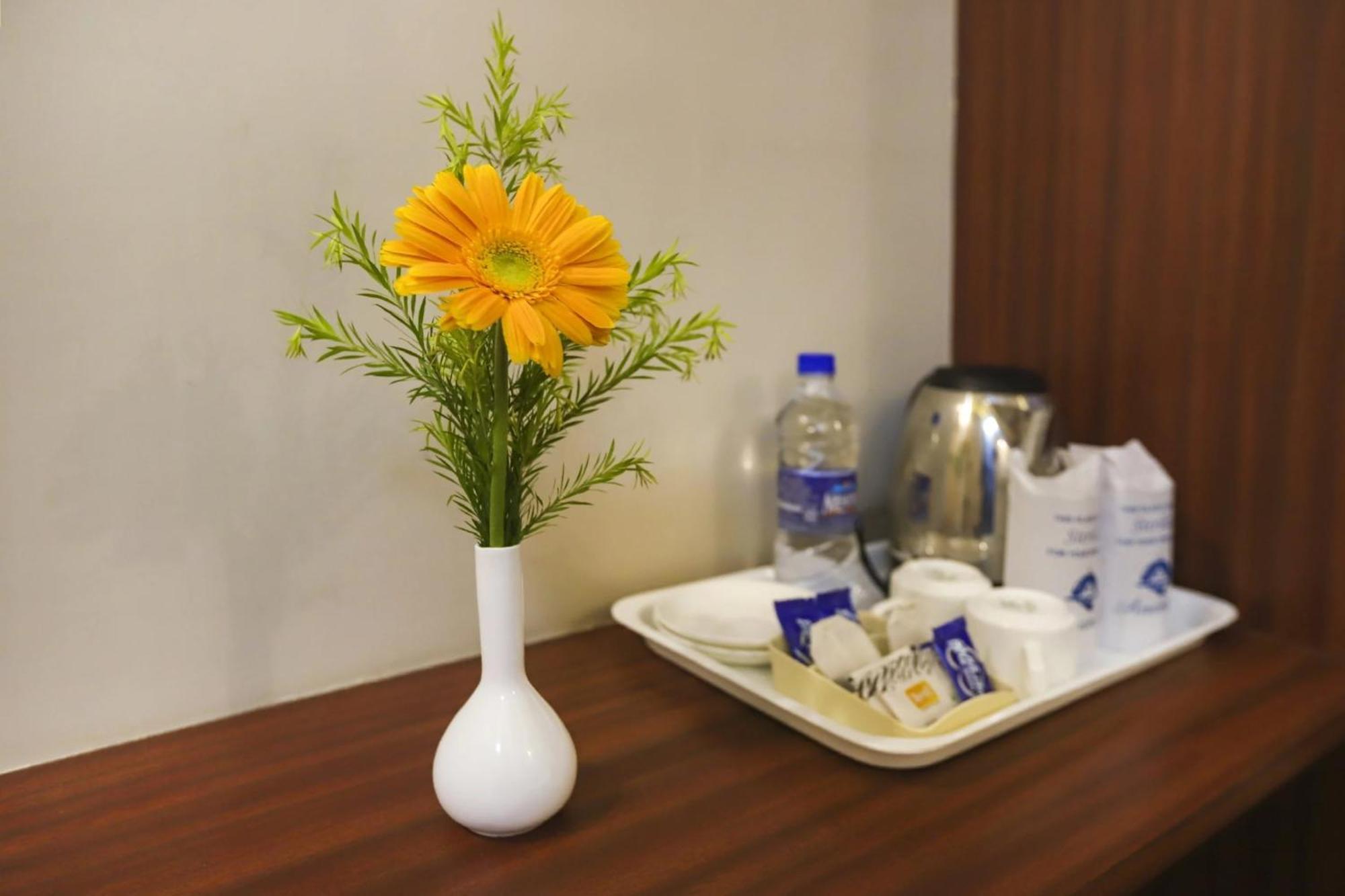 Clubhouse Hotel Raajpath Vadodara Bagian luar foto