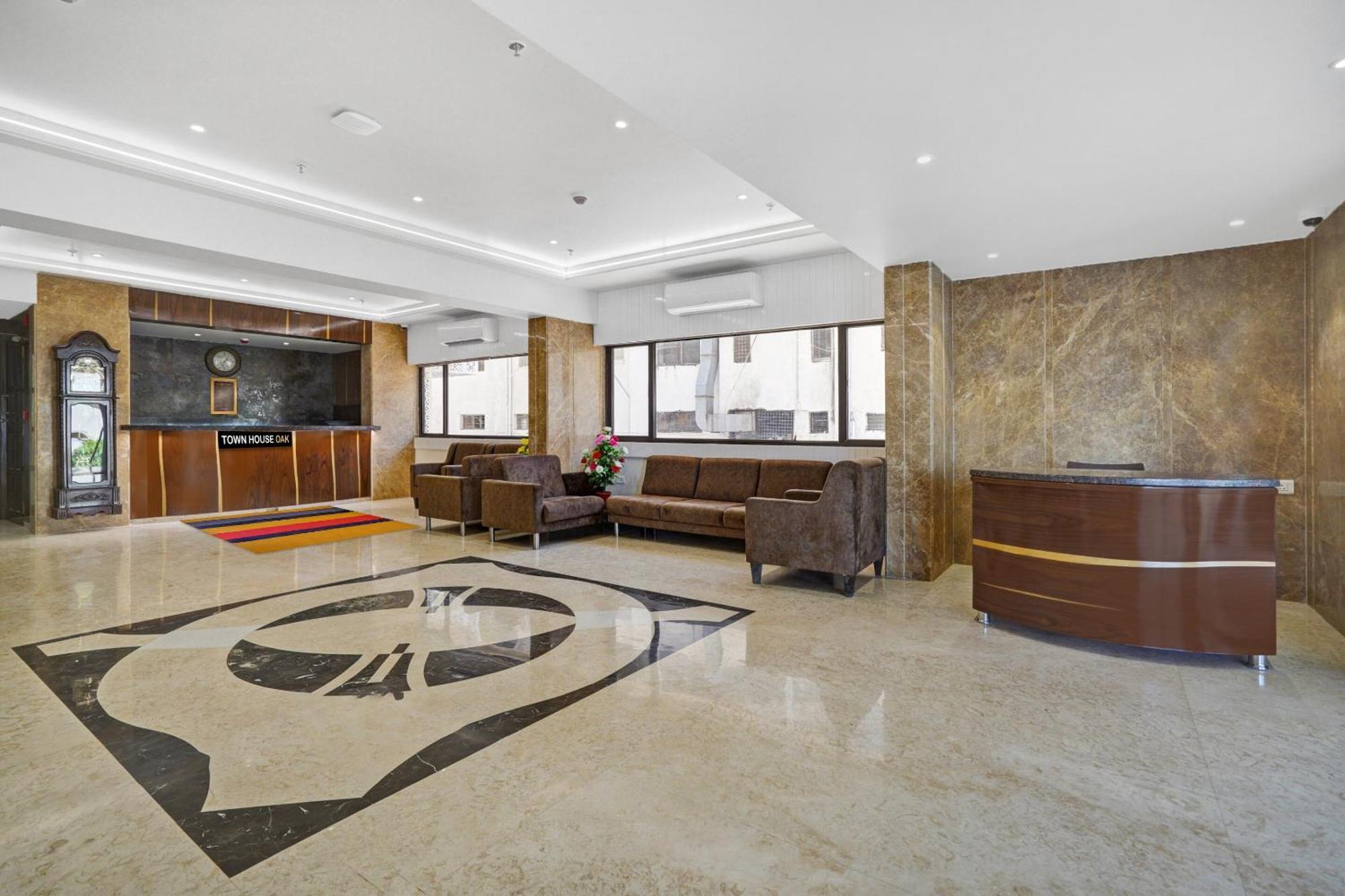 Clubhouse Hotel Raajpath Vadodara Bagian luar foto