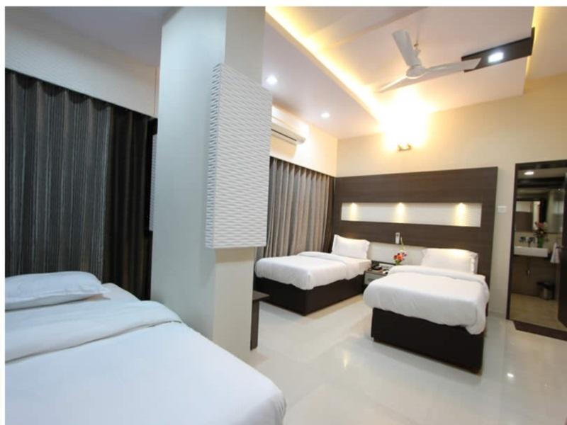 Clubhouse Hotel Raajpath Vadodara Bagian luar foto