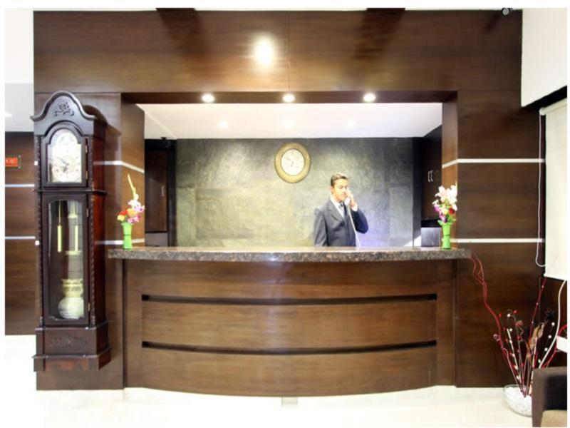 Clubhouse Hotel Raajpath Vadodara Bagian luar foto