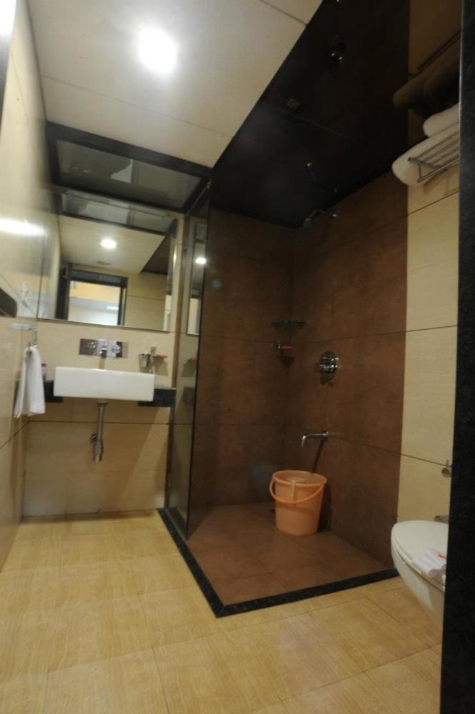 Clubhouse Hotel Raajpath Vadodara Bagian luar foto