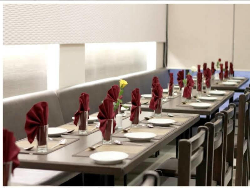 Clubhouse Hotel Raajpath Vadodara Bagian luar foto